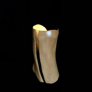 Lampe en bois d'arbousier et résine sombre