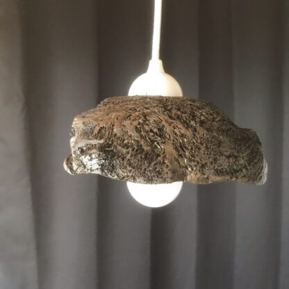 Suspension en bois flotté sombre – Image 3
