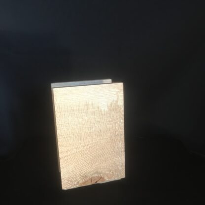 Lampe en chêne à motif gravé Buisson de Bambou – Image 2