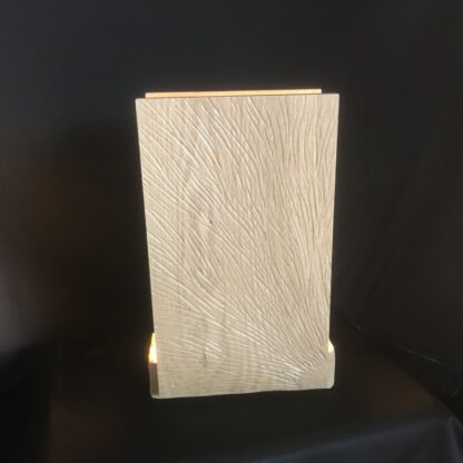 Lampe en chêne à motif gravé Solaire – Image 2