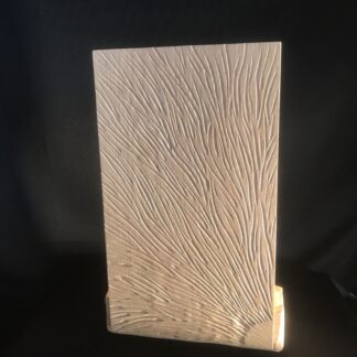 Lampe en chêne à motif gravé Solaire